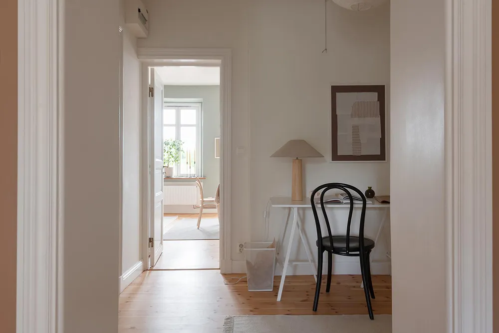 Salle de séjour en terre cuite et cuisine fraîche : appartement à Göteborg - Gallery image 19