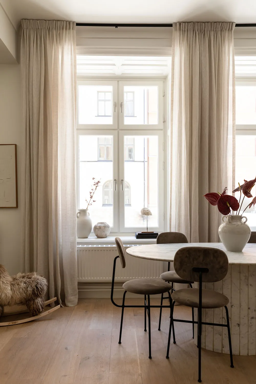 Stylowy nowoczesny apartament z ciepłymi akcentami w Stokholmii (83 m²) - Gallery image 1