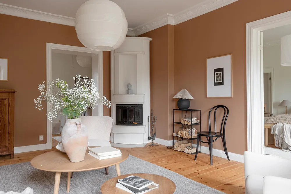 Salle de séjour en terre cuite et cuisine fraîche : appartement à Göteborg - Gallery image 2