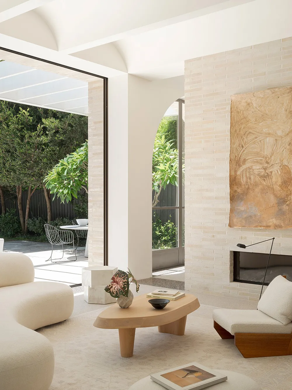 Elegant white interiors against the backdrop of a beautiful garden: house in Sydney - Gallery image 1