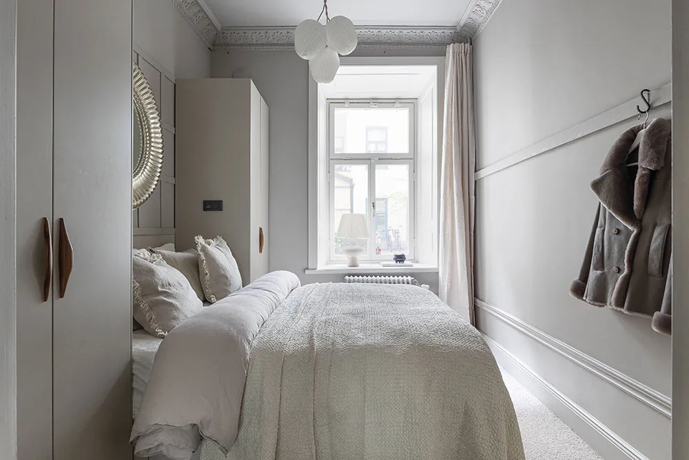Là-dedans, plafond accentué et meubles élégants : appartement à Stockholm (72 m²) - Gallery image 9