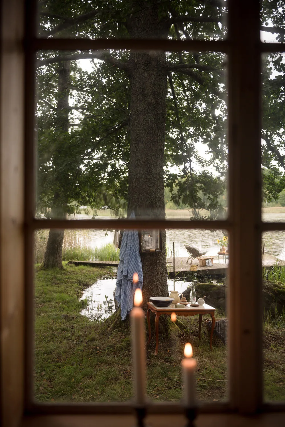 Маленька шведська дача біля озера з душевними інтер'єрами - Gallery image 9