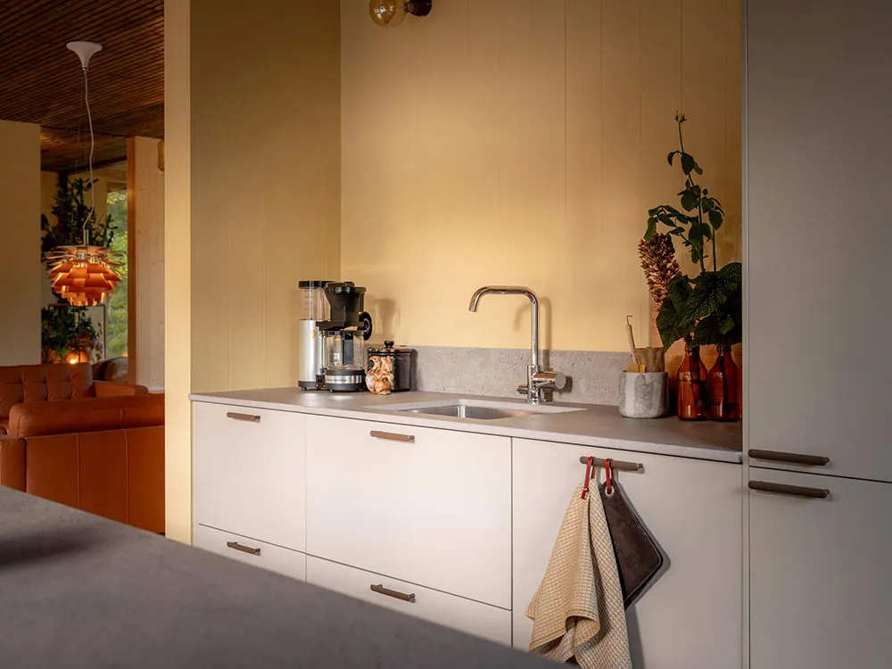 Wärme aus natürlichen Holz: gemütlicher moderner Feriendom in Schweden - Gallery image 16