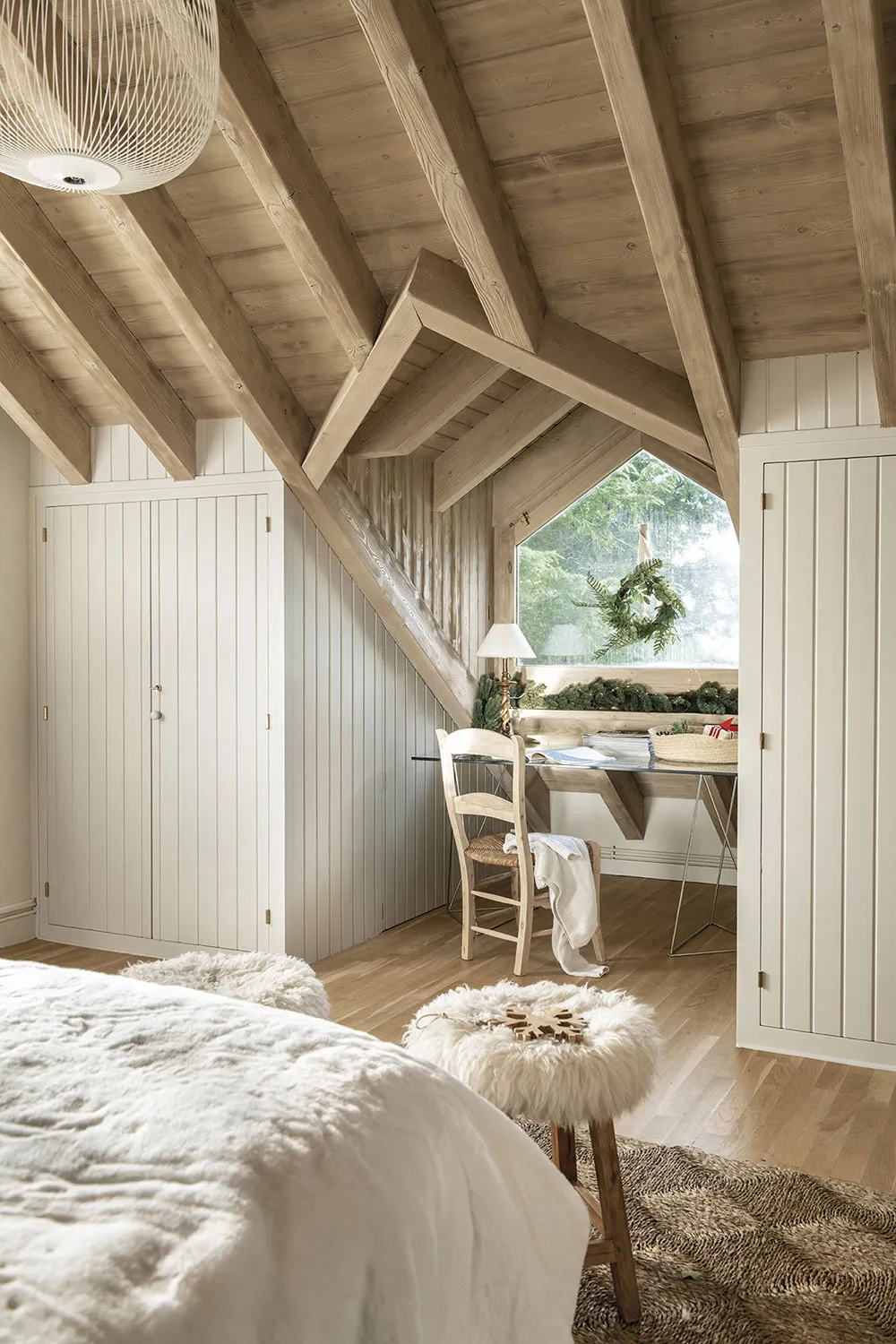 Warmes weihnachtliches Interieur eines Berghauses in Spanien - Gallery image 6