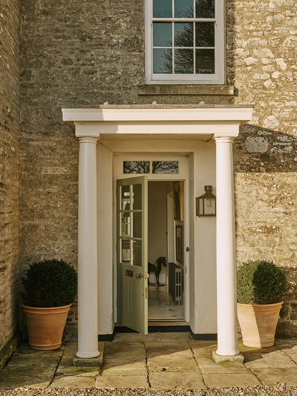 Notes marines légères dans le design d'un cottage anglais - Gallery image 1