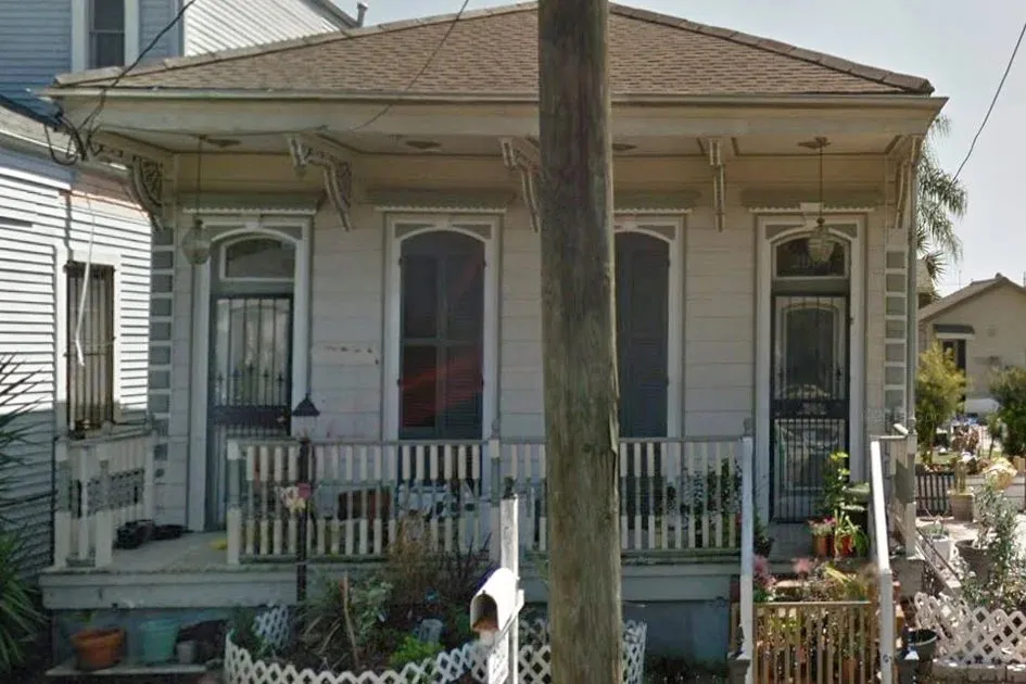 Urocze odbudowywanie pięknej historycznej domu z balkonem w Nowym Orleanie - Gallery image 18