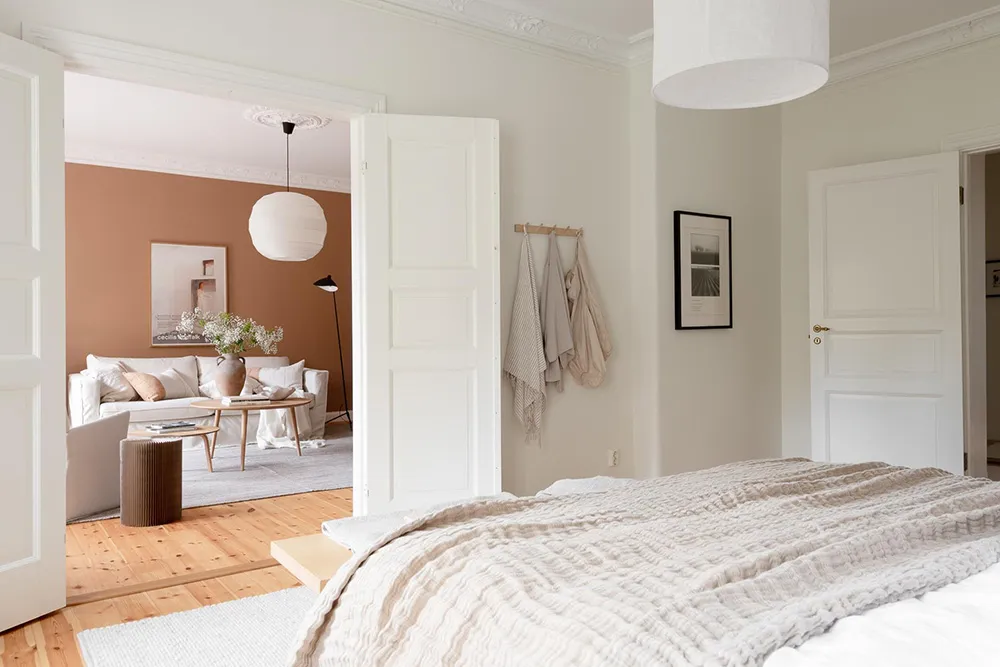 Salle de séjour en terre cuite et cuisine fraîche : appartement à Göteborg - Gallery image 5