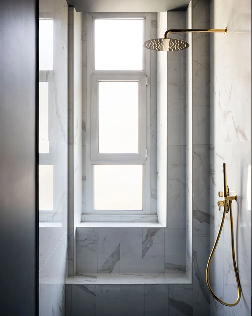 Modna kwatera w spokojnych tonach dla dziennikarza w Mediolanie - Gallery image 16