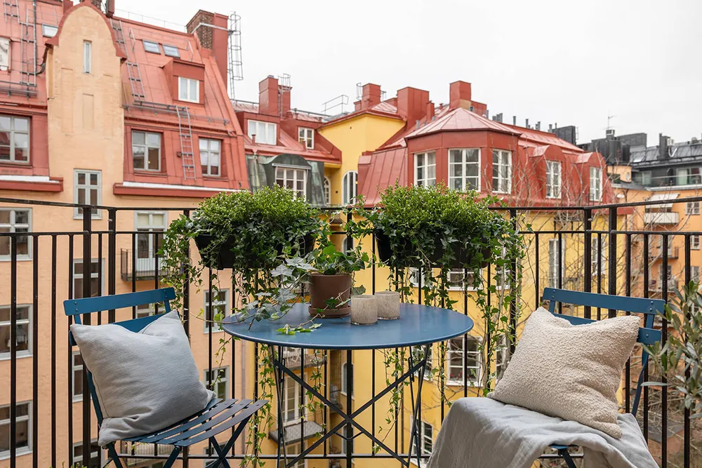 Fond d'écran floral dans le salon et une cuisine rouge : un appartement expressif à Stockholm - Gallery image 15