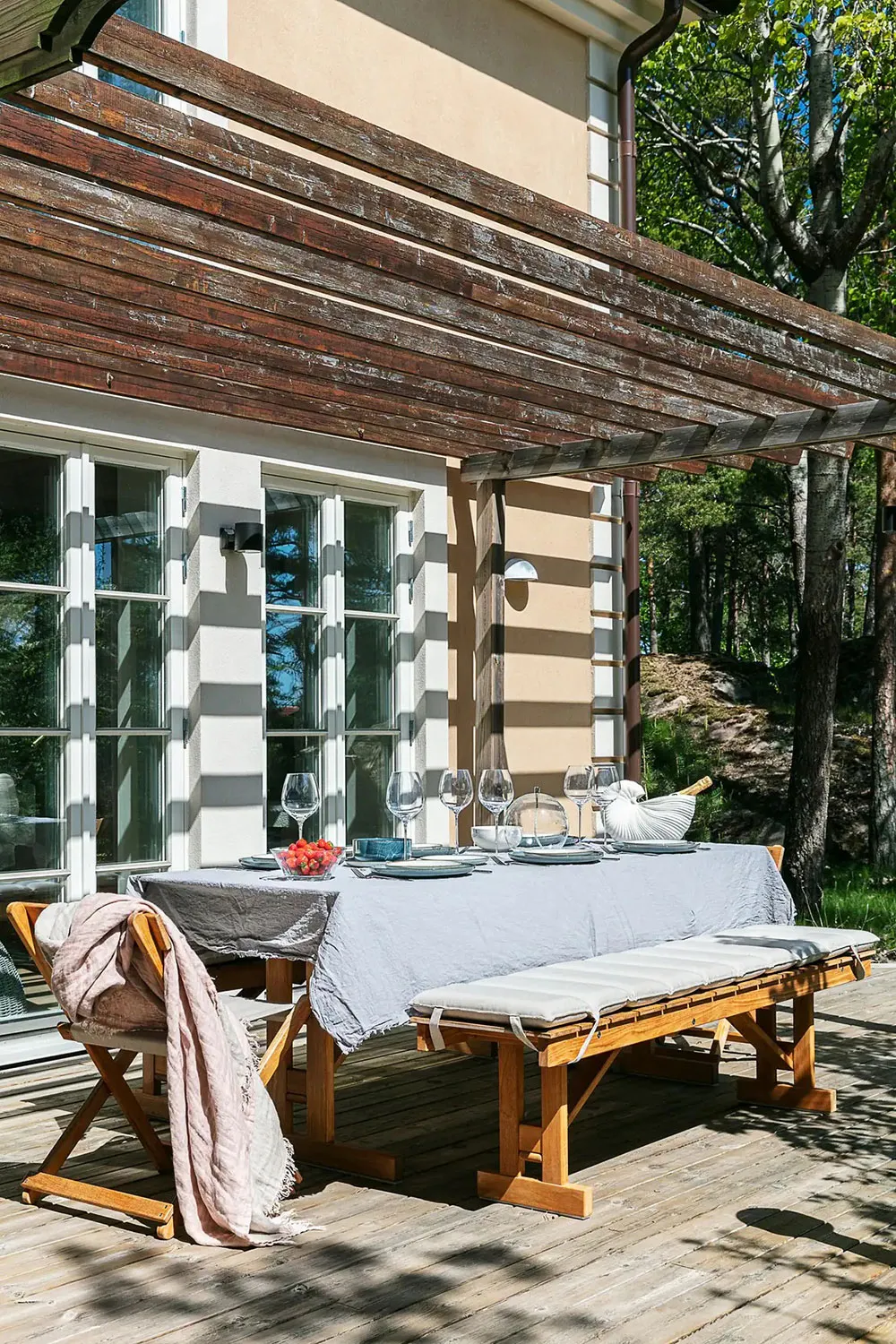 Уютный шведский коттедж в лесу с округлыми линиями в архитектуре - Gallery image 1