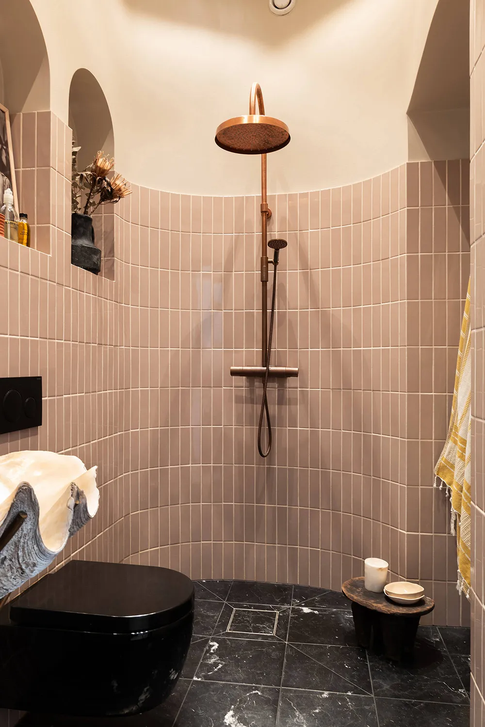 Творческі нотки в інтер'єрі квартири з високими стелями в Стокгольмі (60 кв. м) - Gallery image 12