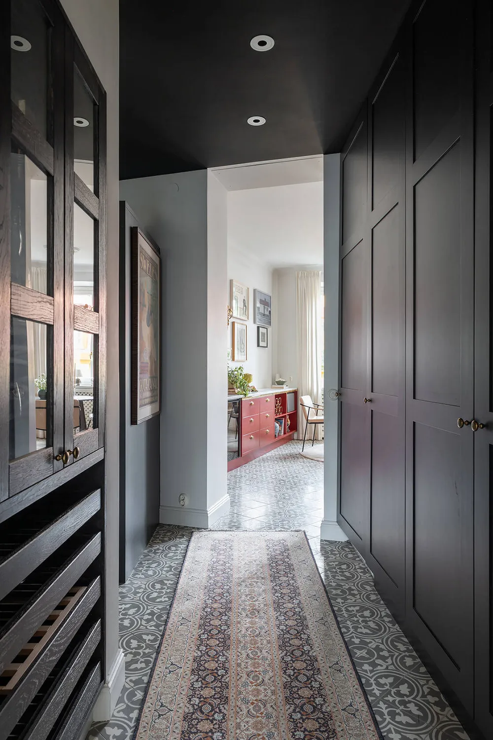 Fond d'écran floral dans le salon et une cuisine rouge : un appartement expressif à Stockholm - Gallery image 8