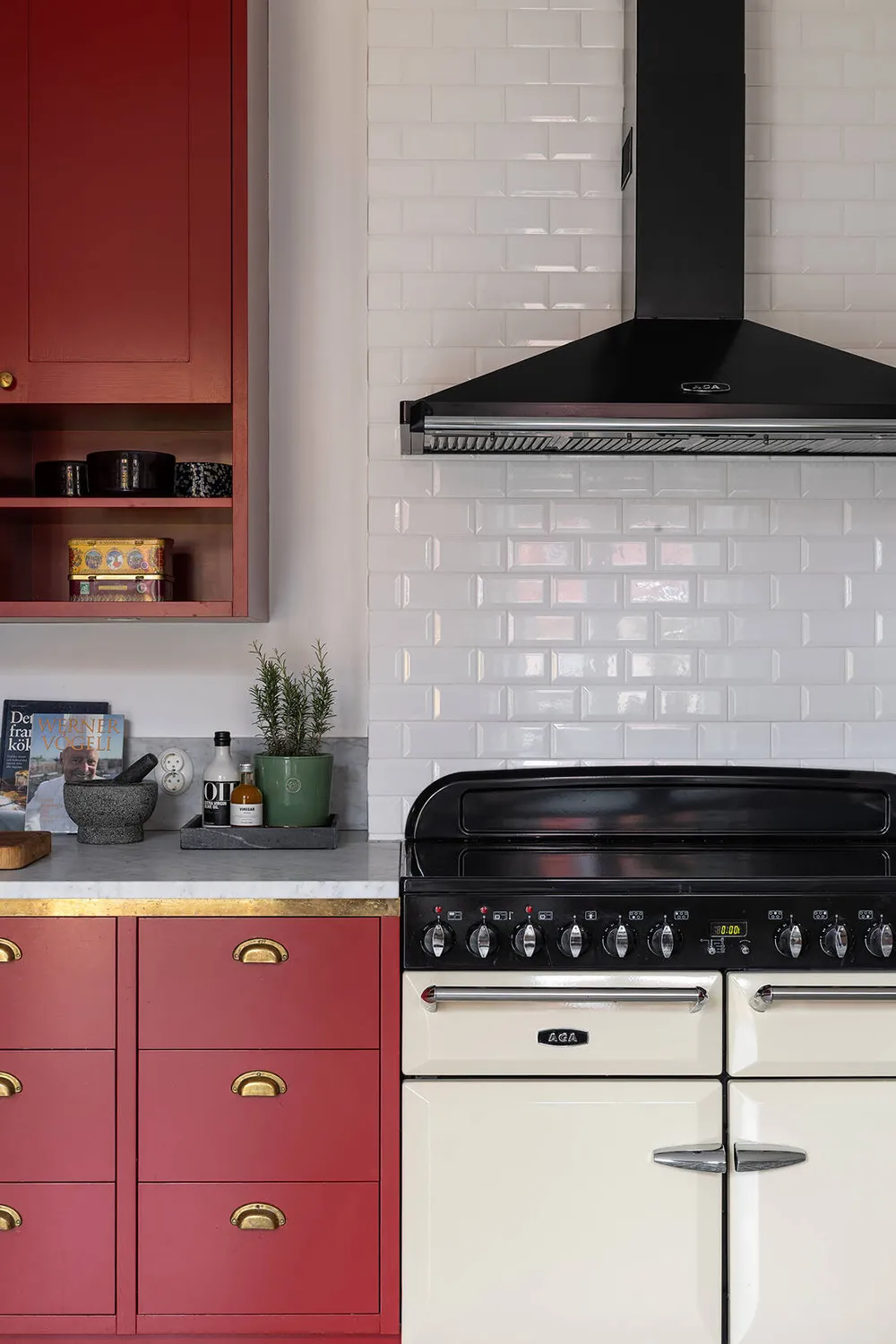 Fond d'écran floral dans le salon et une cuisine rouge : un appartement expressif à Stockholm - Gallery image 14