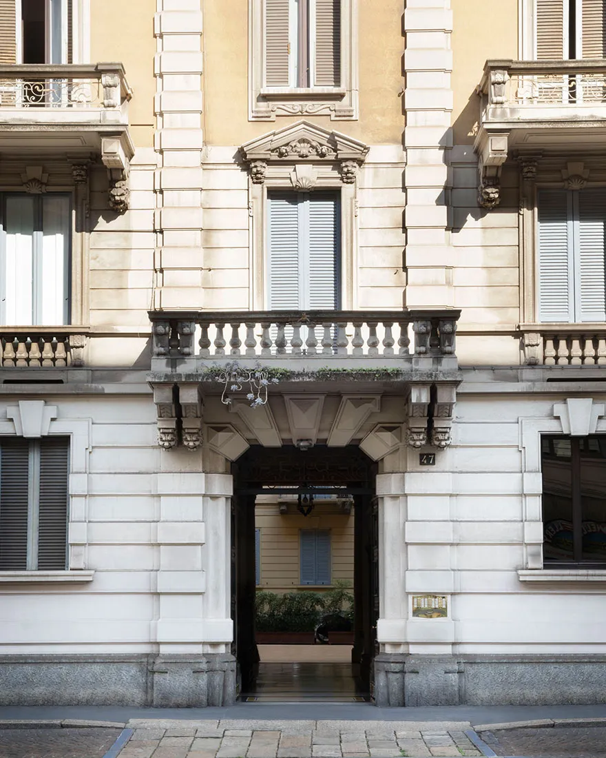 Modna kwatera w spokojnych tonach dla dziennikarza w Mediolanie - Gallery image 1