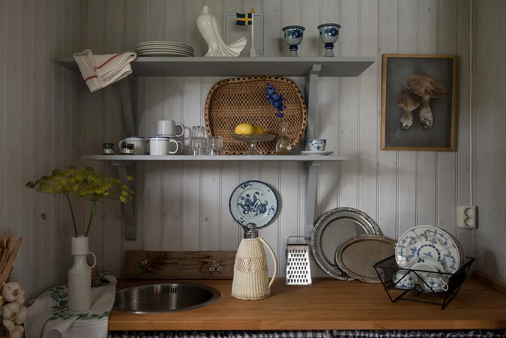 Маленька шведська дача біля озера з душевними інтер'єрами - Gallery image 11