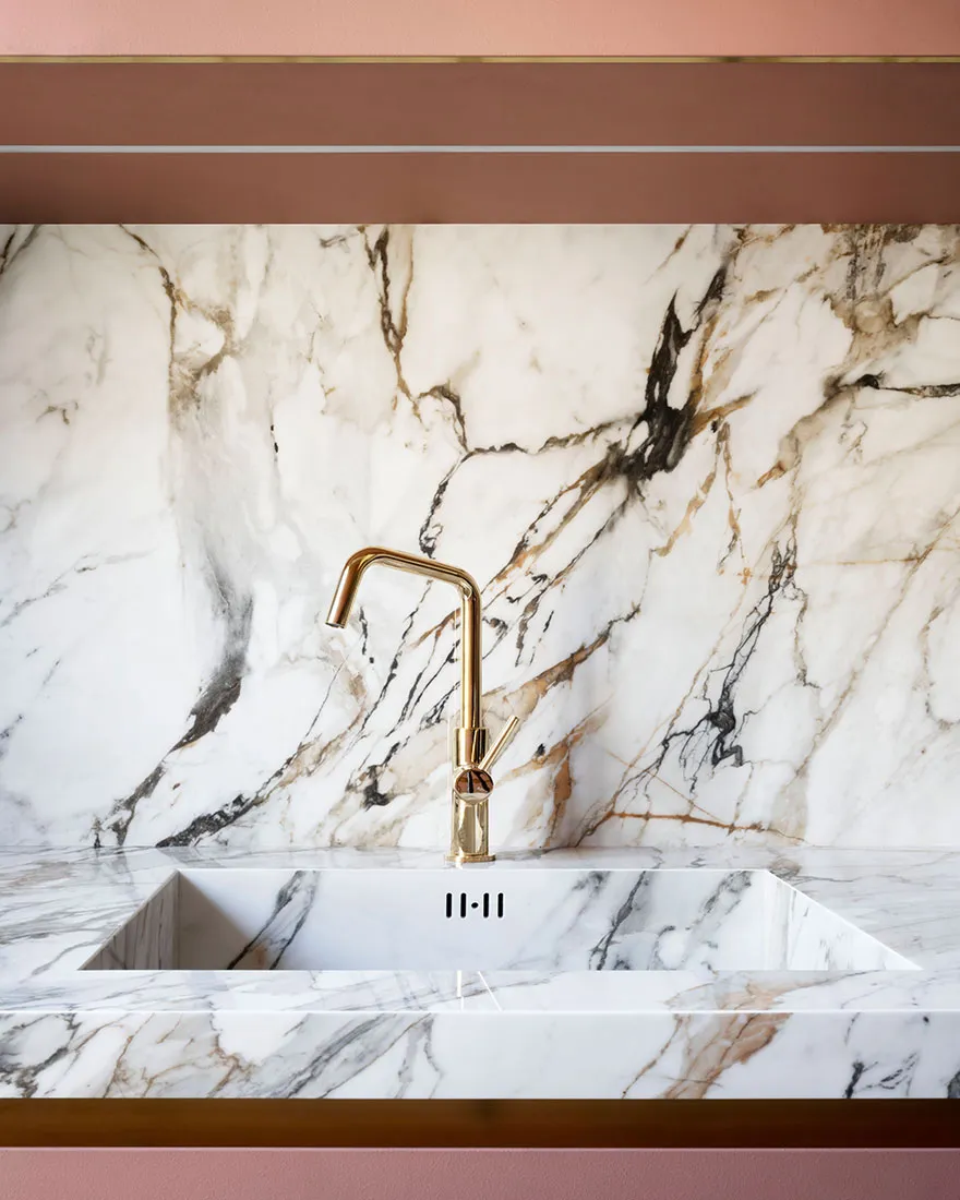 Modna kwatera w spokojnych tonach dla dziennikarza w Mediolanie - Gallery image 8