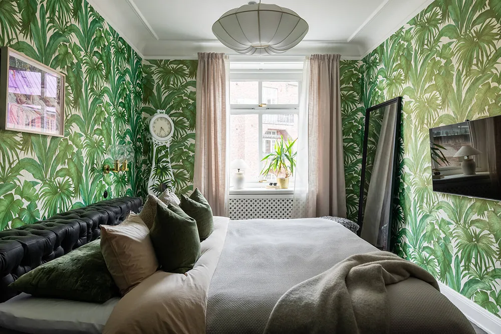 Fond d'écran floral dans le salon et une cuisine rouge : un appartement expressif à Stockholm - Gallery image 17