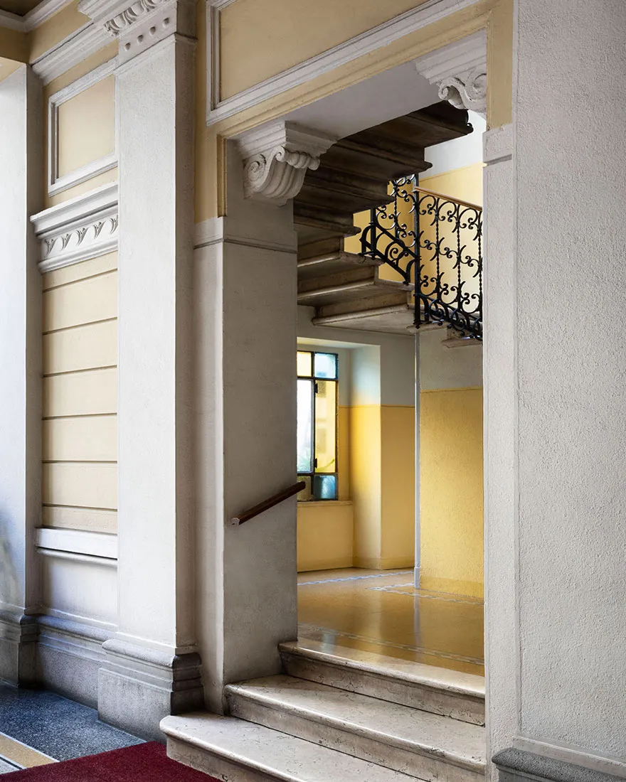 Modna kwatera w spokojnych tonach dla dziennikarza w Mediolanie - Gallery image 17