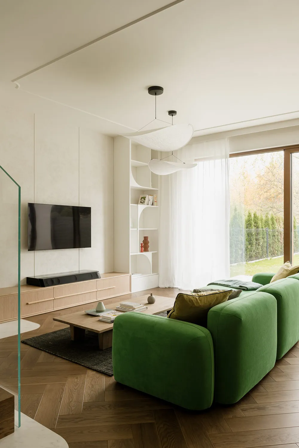 Teintes de vert et motifs exotiques dans la décoration d'une maison moderne à Varsovie - Gallery image 2