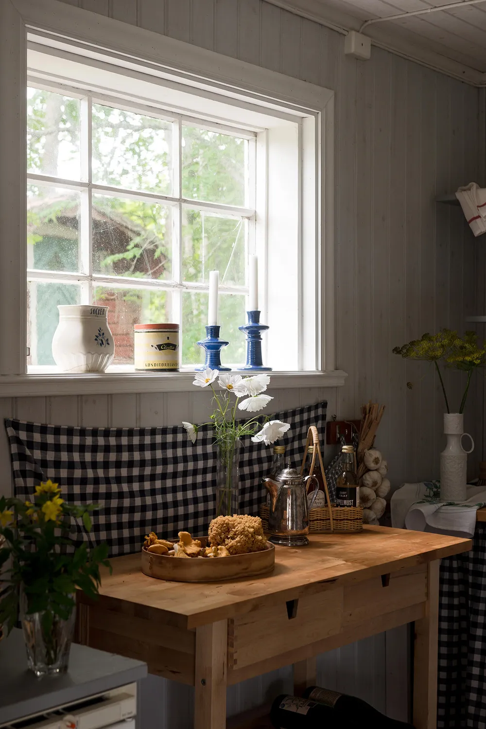 Маленька шведська дача біля озера з душевними інтер'єрами - Gallery image 13