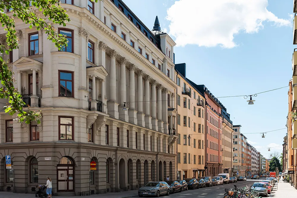 Творческі нотки в інтер'єрі квартири з високими стелями в Стокгольмі (60 кв. м) - Gallery image 23