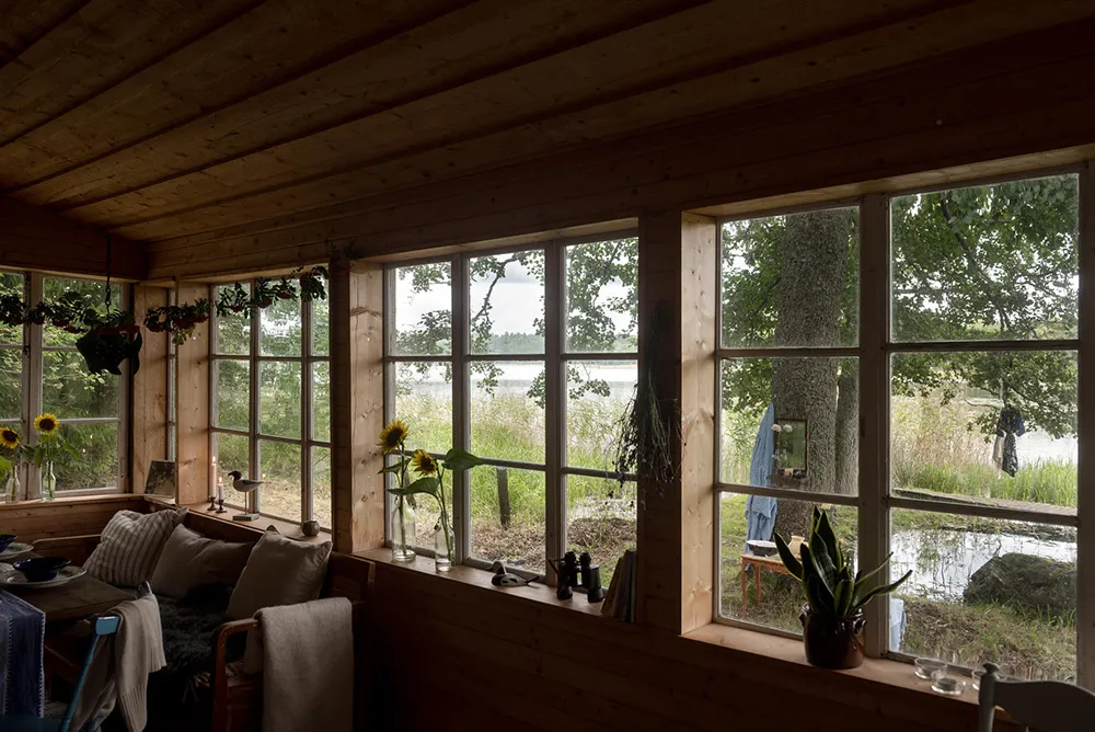 Маленька шведська дача біля озера з душевними інтер'єрами - Gallery image 7