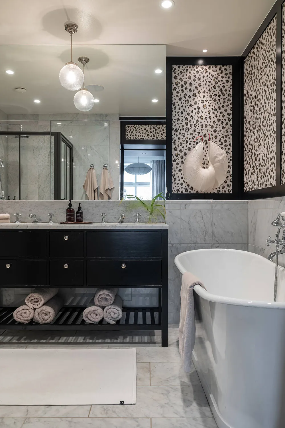 Fond d'écran floral dans le salon et une cuisine rouge : un appartement expressif à Stockholm - Gallery image 19