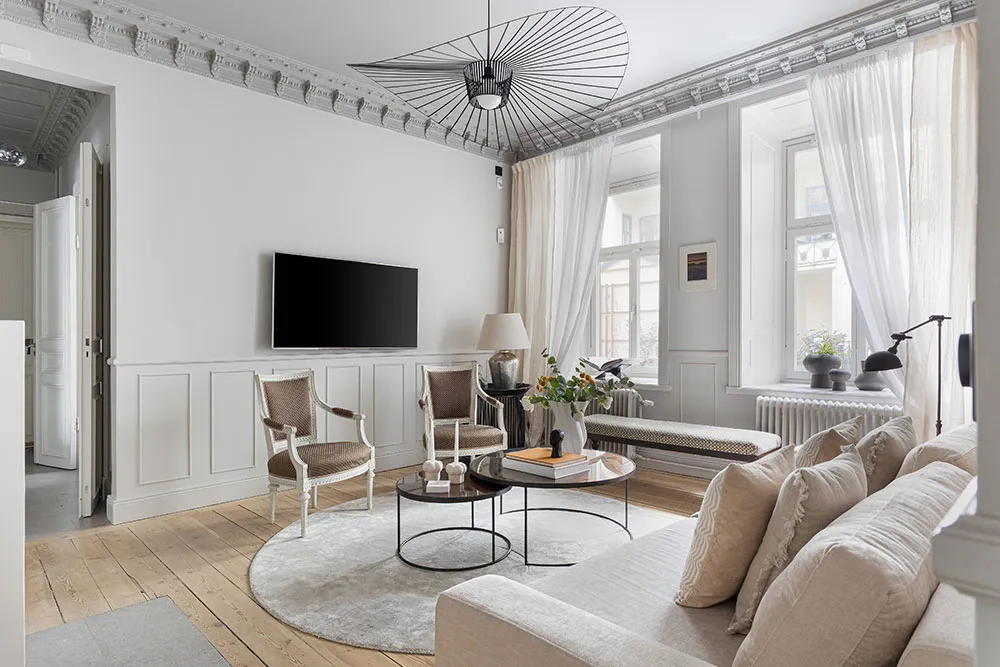 Là-dedans, plafond accentué et meubles élégants : appartement à Stockholm (72 m²) - Gallery image 2