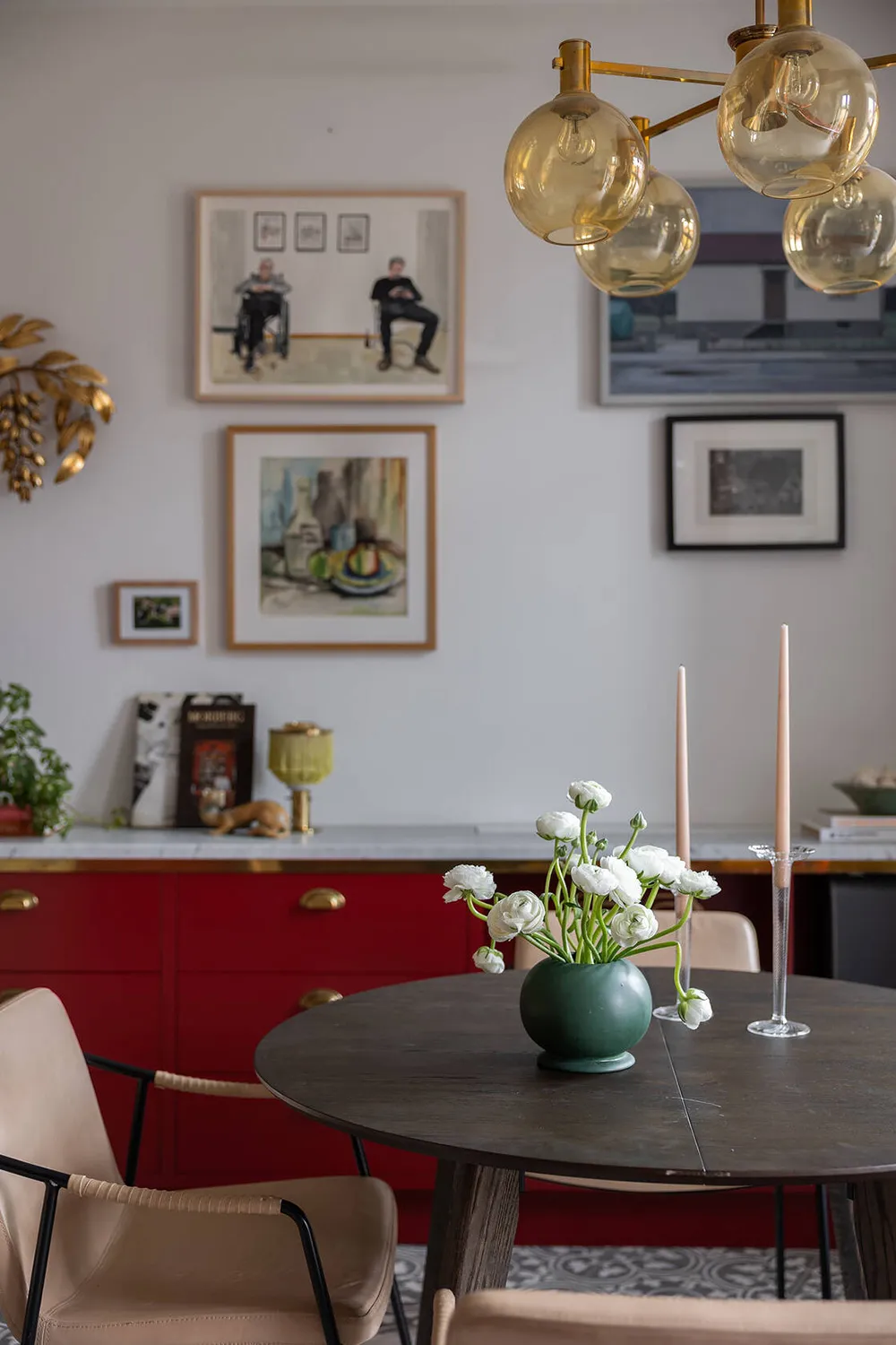 Fond d'écran floral dans le salon et une cuisine rouge : un appartement expressif à Stockholm - Gallery image 13