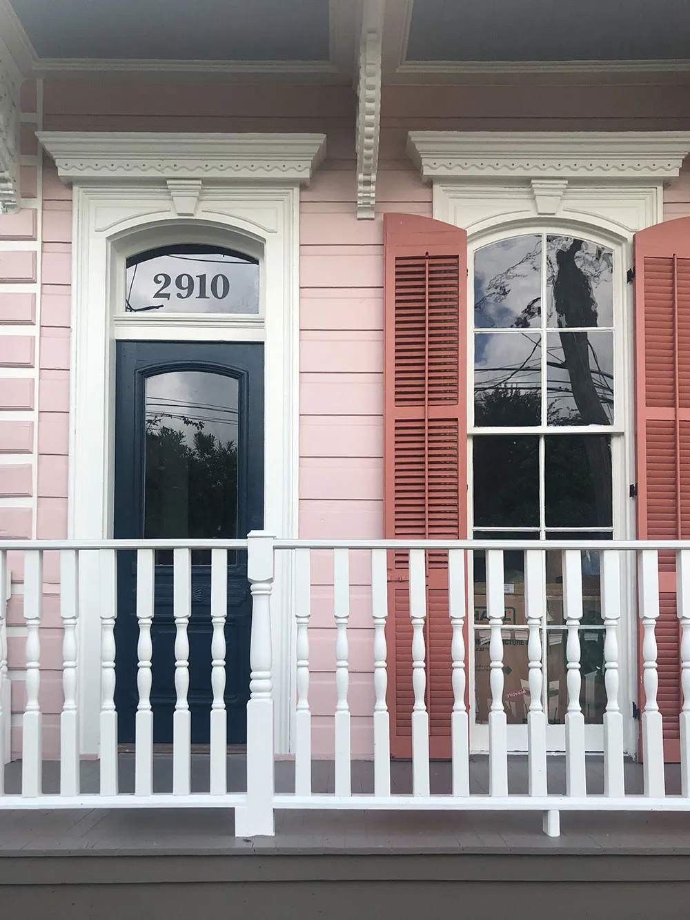 Urocze odbudowywanie pięknej historycznej domu z balkonem w Nowym Orleanie - Gallery image 1