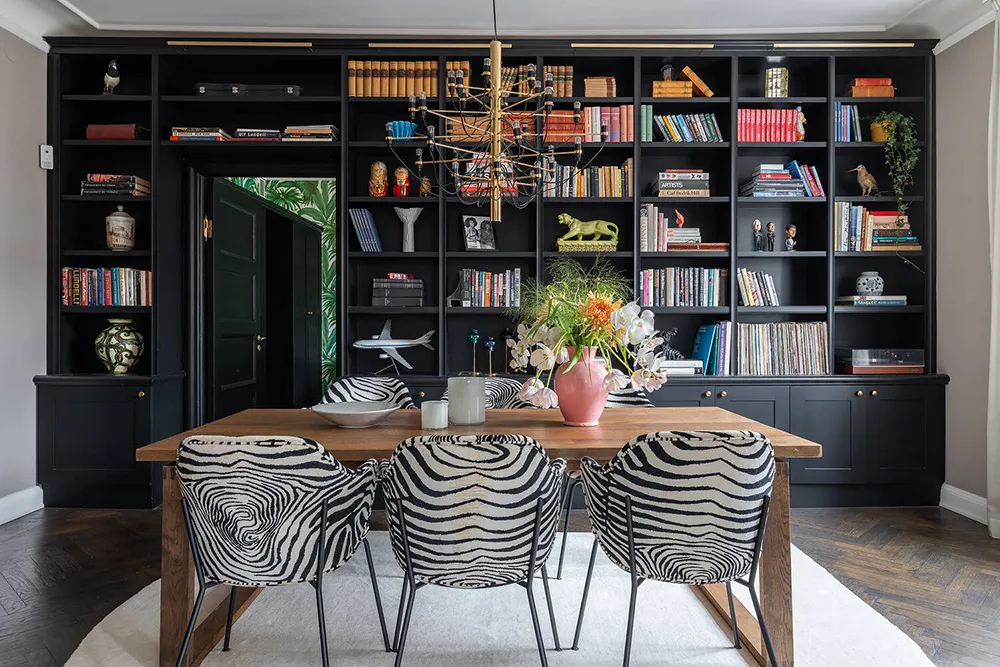 Fond d'écran floral dans le salon et une cuisine rouge : un appartement expressif à Stockholm - Gallery image 4