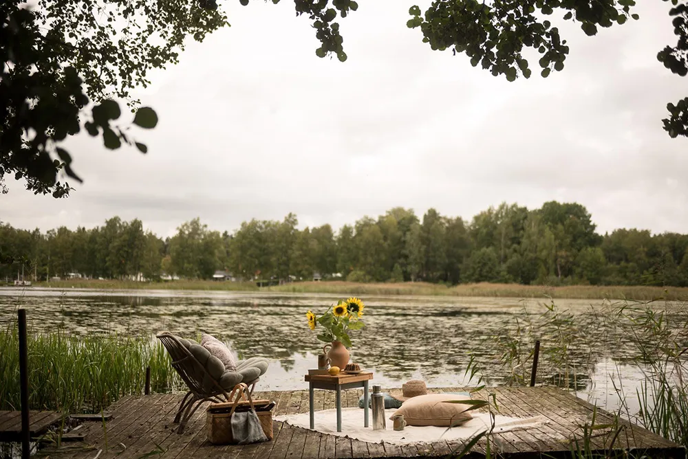 Маленька шведська дача біля озера з душевними інтер'єрами - Gallery image 2