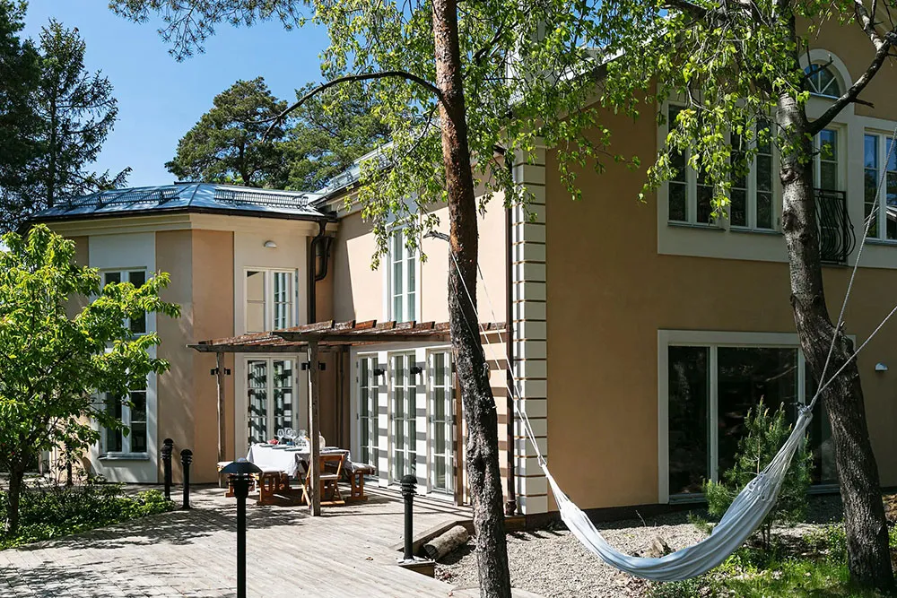 Уютный шведский коттедж в лесу с округлыми линиями в архитектуре - Gallery image 2