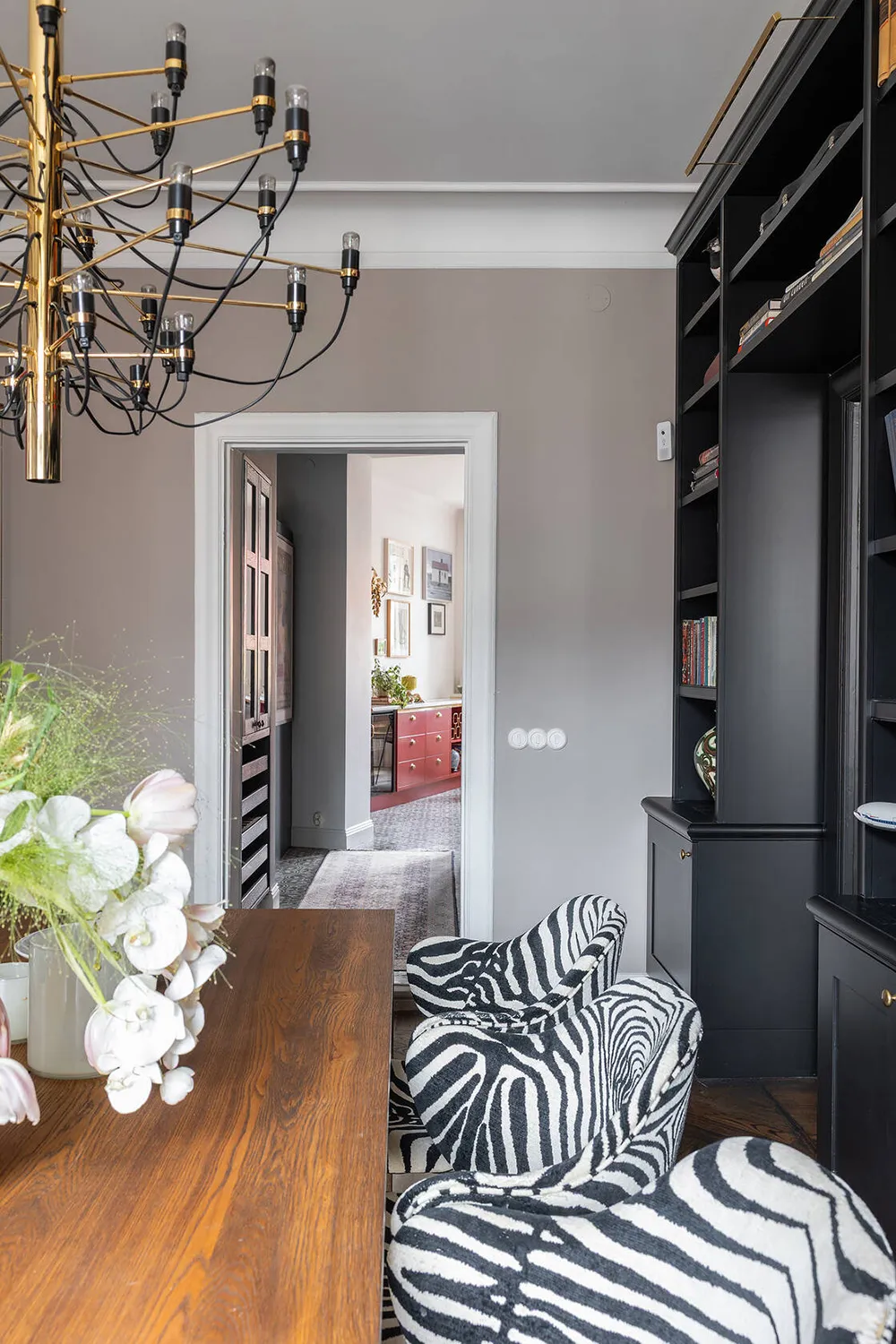 Fond d'écran floral dans le salon et une cuisine rouge : un appartement expressif à Stockholm - Gallery image 6