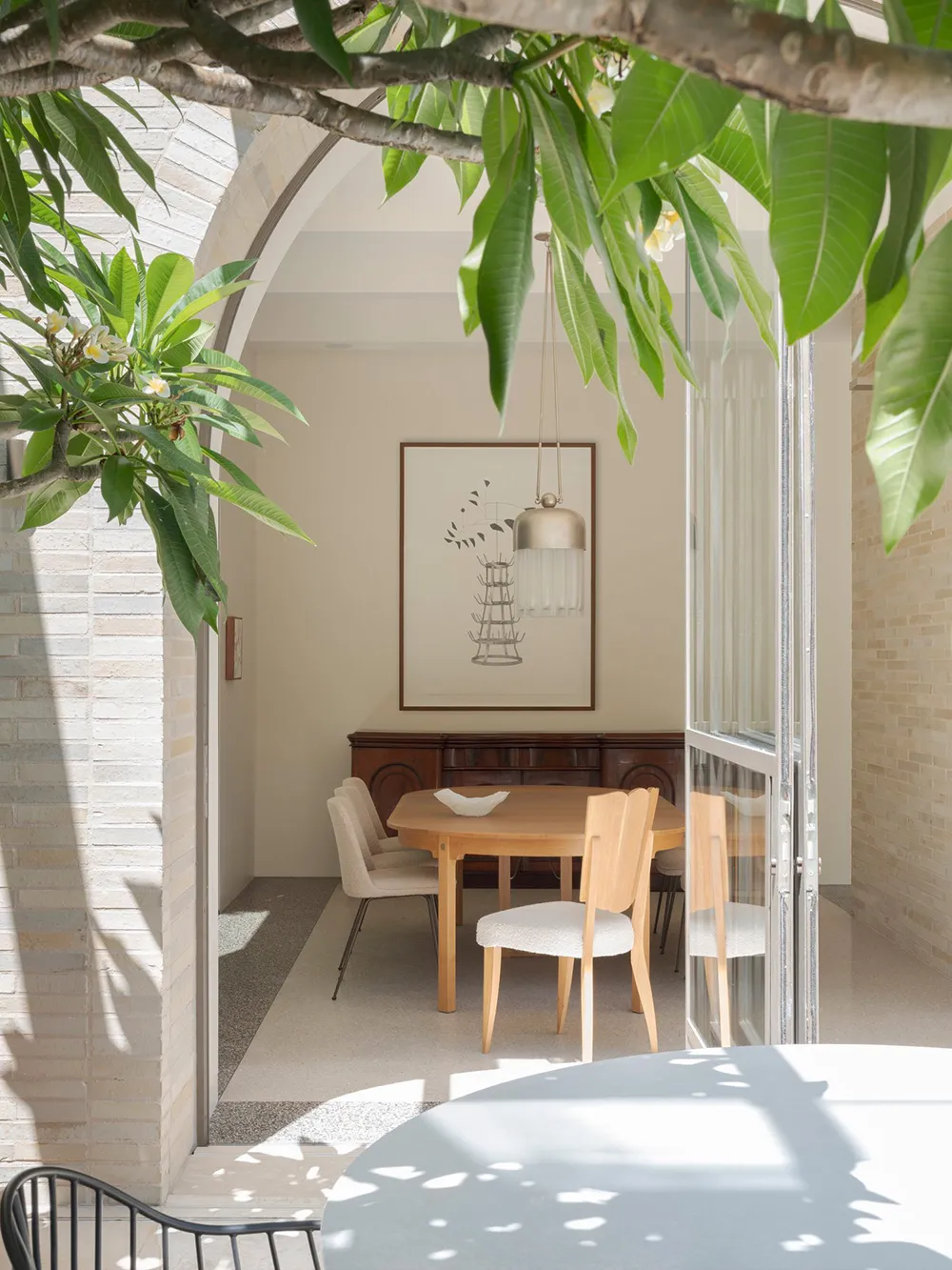 Elegant white interiors against the backdrop of a beautiful garden: house in Sydney - Gallery image 5