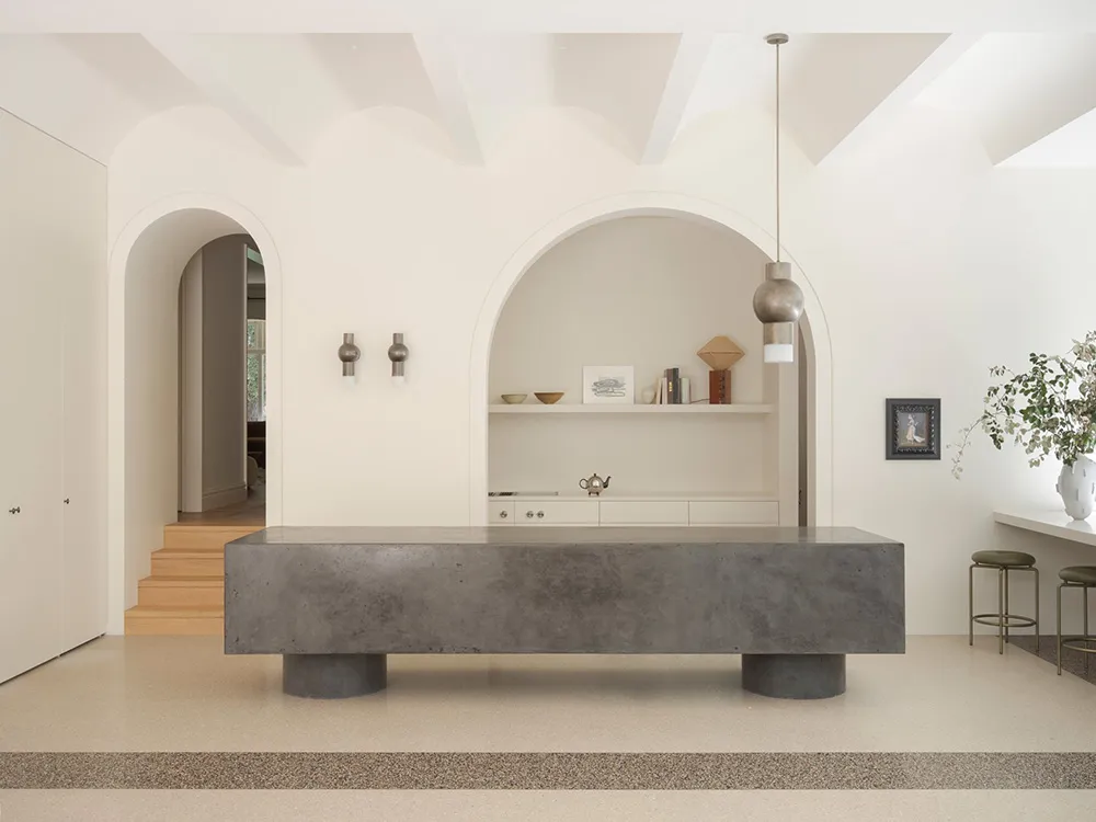 Elegant white interiors against the backdrop of a beautiful garden: house in Sydney - Gallery image 4