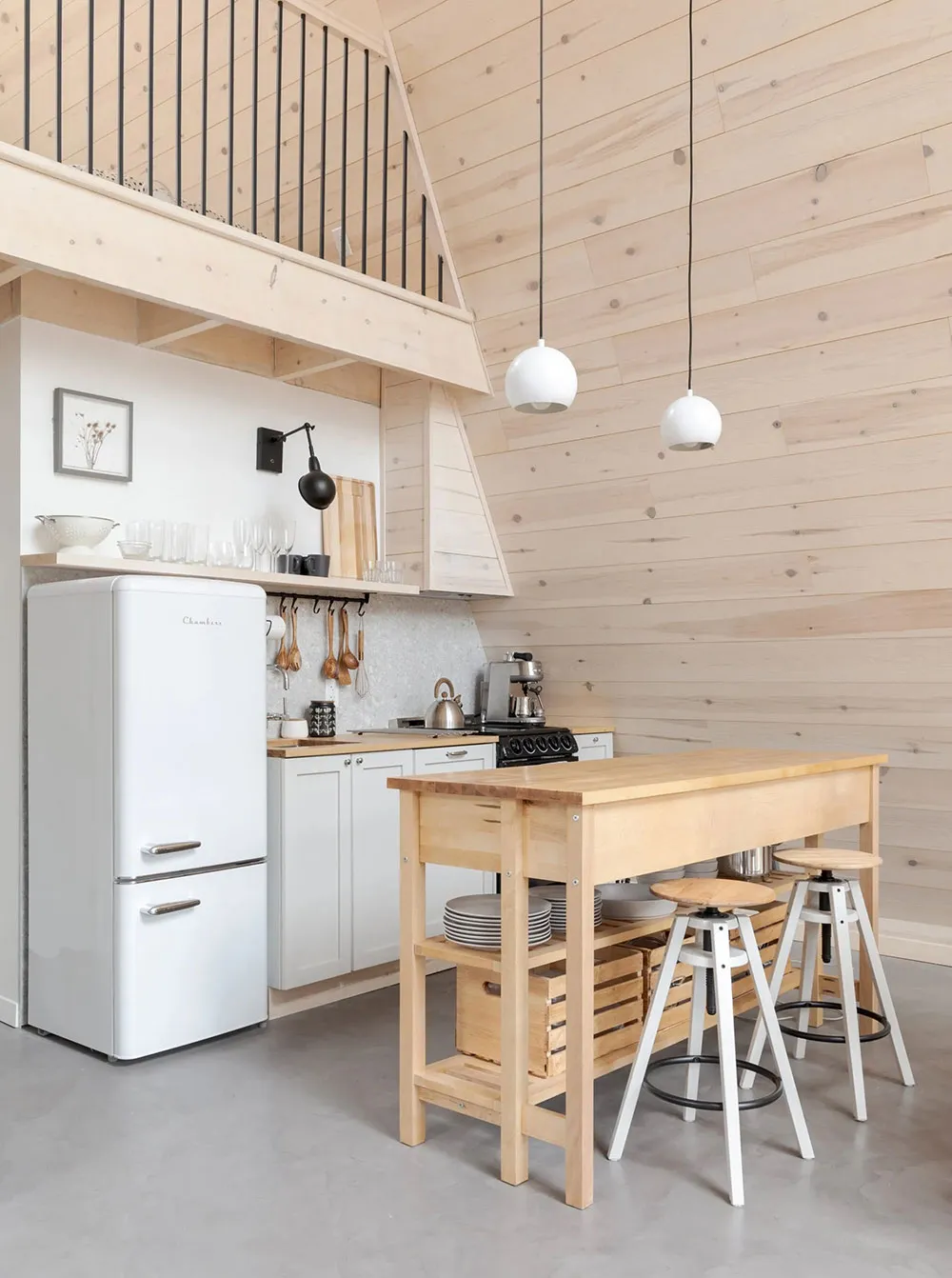 Raj dla introverta: piękny domek w kształcie litery A w kanadyjskim lesie - Gallery image 4