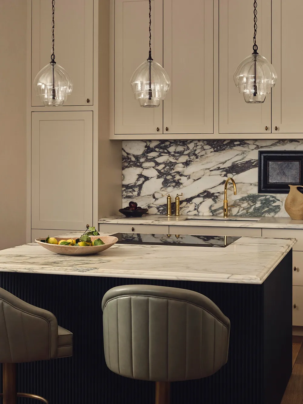 Angenehme erdigfarbene Akzente in den Interieurs eines victorianischen Hauses am Ufer der Themse - Gallery image 10