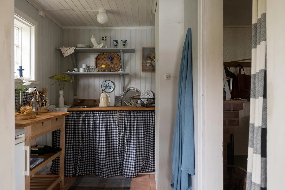 Маленька шведська дача біля озера з душевними інтер'єрами - Gallery image 10