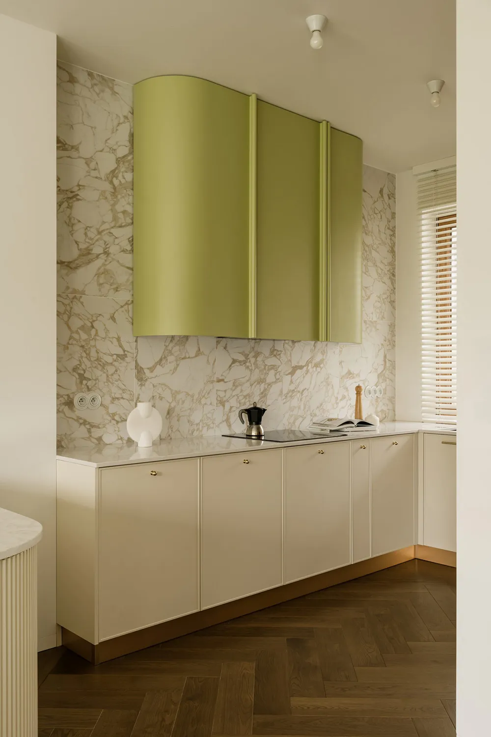 Teintes de vert et motifs exotiques dans la décoration d'une maison moderne à Varsovie - Gallery image 9