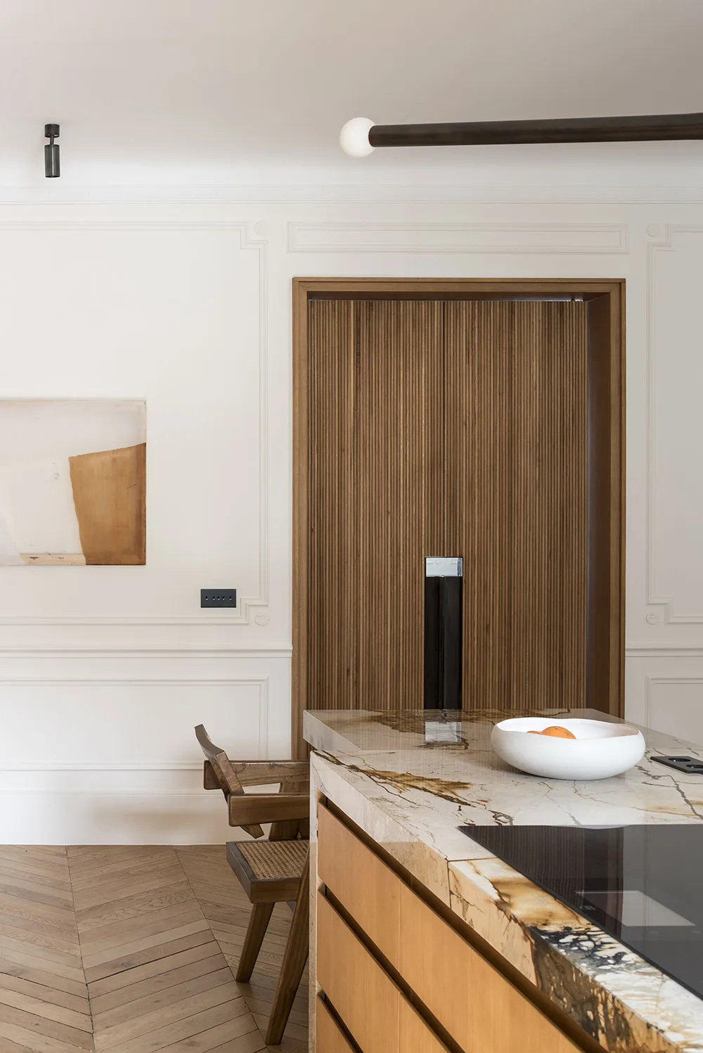 Piękno naturalnego kamienia w eleganckim apartamencie w Paryżu - Gallery image 9