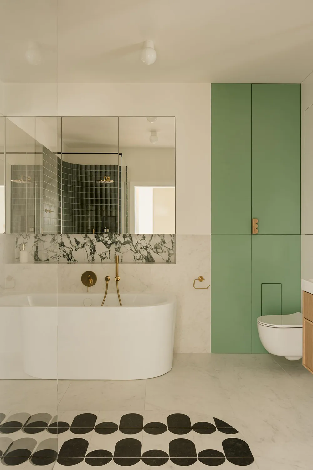 Teintes de vert et motifs exotiques dans la décoration d'une maison moderne à Varsovie - Gallery image 21