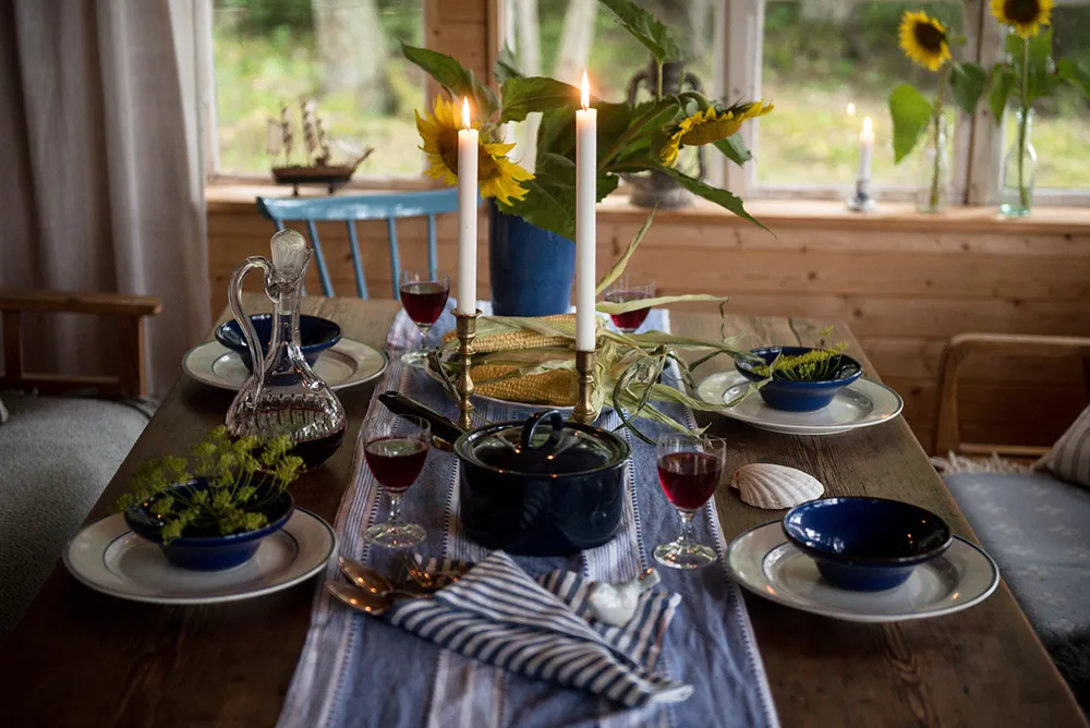 Маленька шведська дача біля озера з душевними інтер'єрами - Gallery image 5