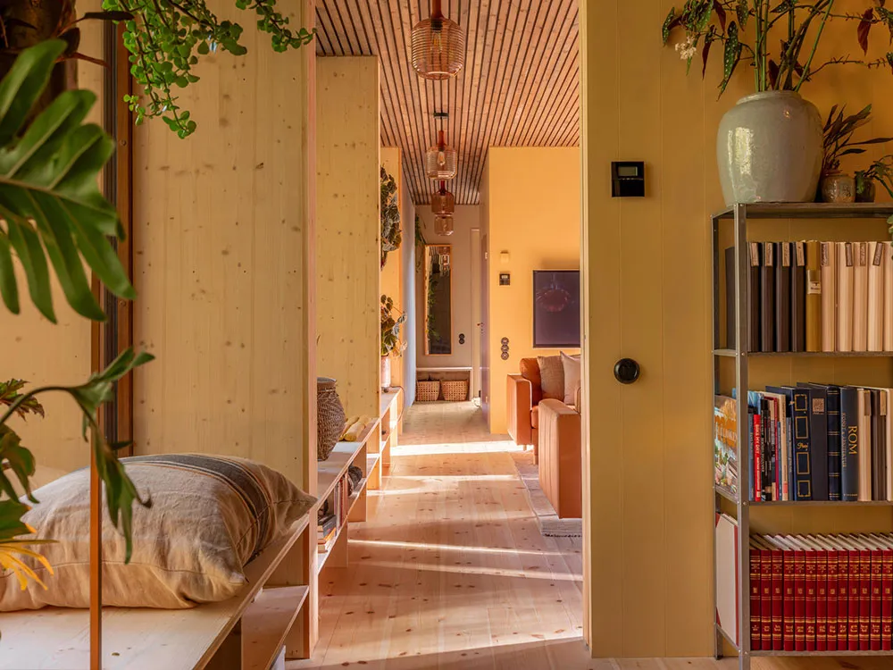 Wärme aus natürlichen Holz: gemütlicher moderner Feriendom in Schweden - Gallery image 18