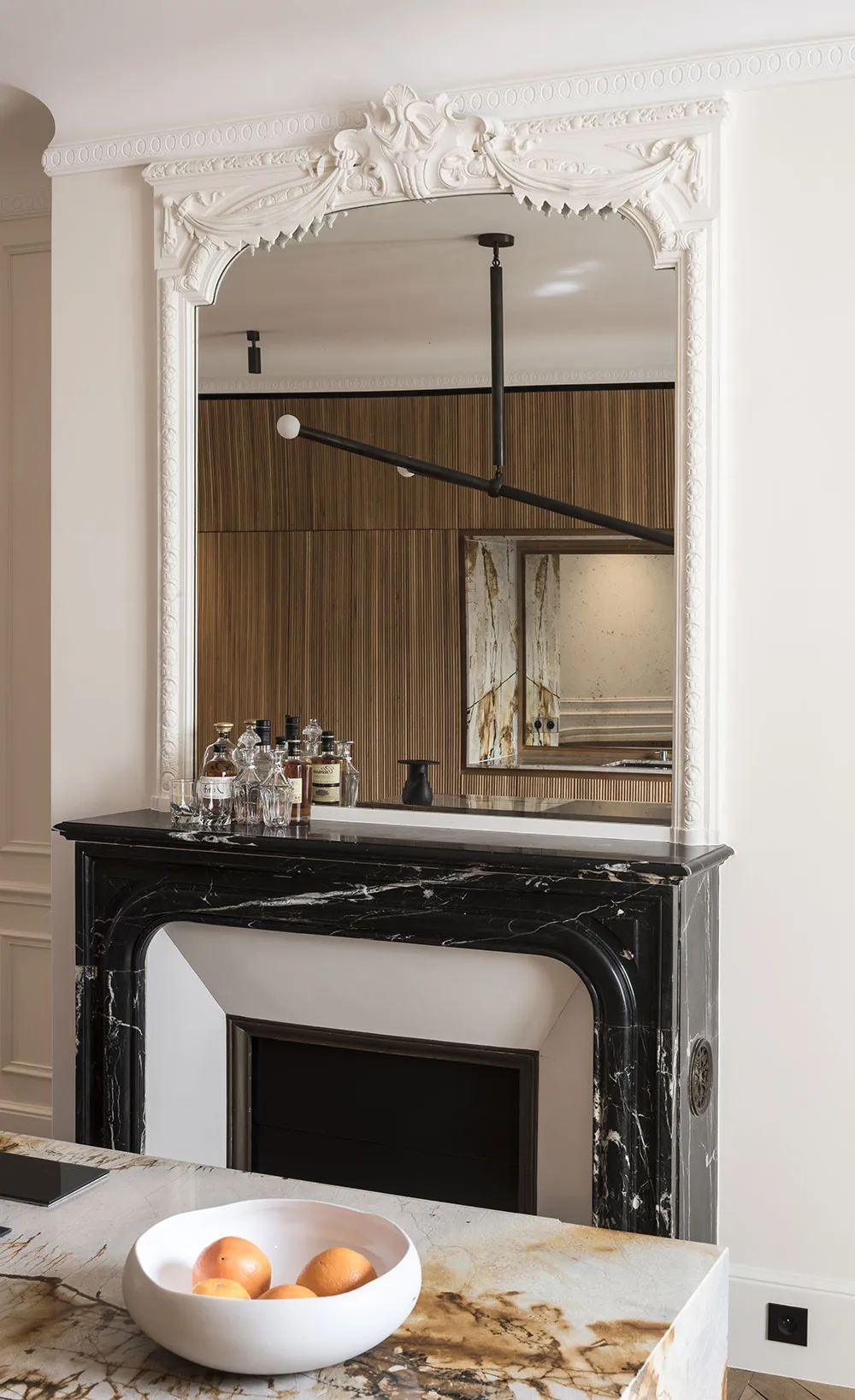 Piękno naturalnego kamienia w eleganckim apartamencie w Paryżu - Gallery image 10