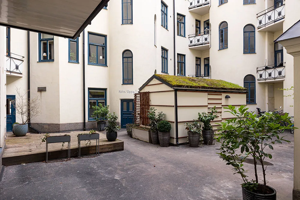 Là-dedans, plafond accentué et meubles élégants : appartement à Stockholm (72 m²) - Gallery image 20