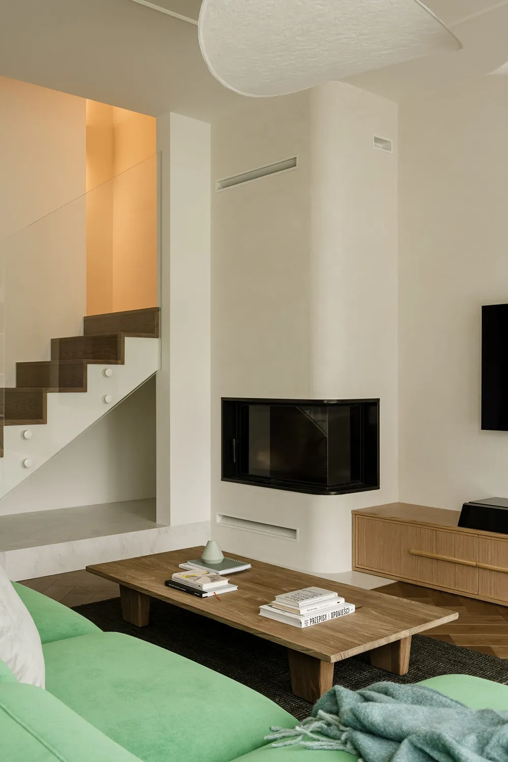 Teintes de vert et motifs exotiques dans la décoration d'une maison moderne à Varsovie - Gallery image 3