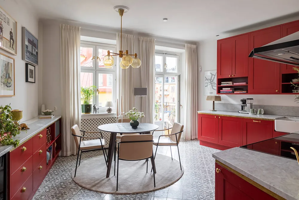 Fond d'écran floral dans le salon et une cuisine rouge : un appartement expressif à Stockholm - Gallery image 9