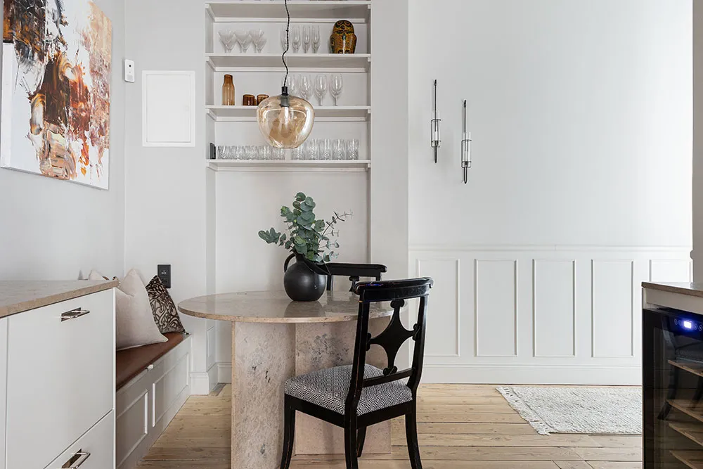 Là-dedans, plafond accentué et meubles élégants : appartement à Stockholm (72 m²) - Gallery image 8