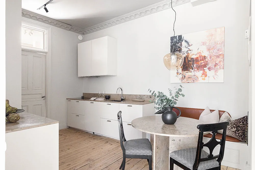 Là-dedans, plafond accentué et meubles élégants : appartement à Stockholm (72 m²) - Gallery image 7
